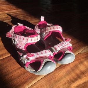 Pink girls kamiks